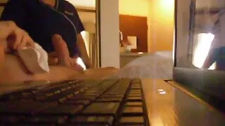 Mees jõuliselt fucks kaks tibud threesome