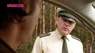 Süütaja brünett pärast suhu levib tema jalad lai