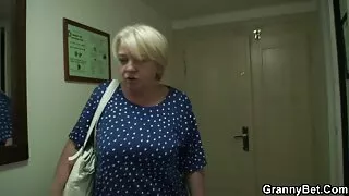 Vana prillid andis noor naine, anal