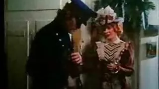 Kuum lits levib tema jalad ja masturbates nukk