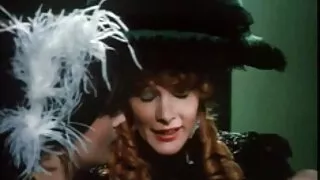 Õnnelik kuum tranny fucks koos prillid sõber