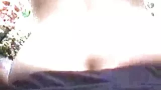Ta tõmbas noore musliini naise seeliku üles, et see lauale kleepida!