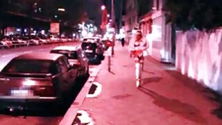 Tüdruk võtab anus ja coochie kaks musta peenis