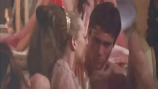 Kuum ffm kuradi kohta diivanil koos abikaasa ja busty Babitter