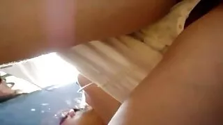 Busty brünett ja habemega mees