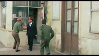 Blond on habemega mees raputab oma riista tema pragudeta