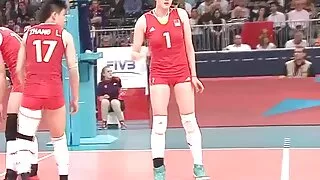 Brünett helmed tema kaela teeb suhu