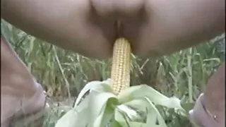 Tumedate juustega tüdruk saab perses diivanil