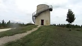 Tüdruk Käänulised Tissid istus mehe riista