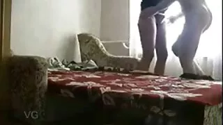Brünett kindel tissid seljas mehe riista