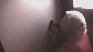 Horny blond masturbates tema raseeritud kapuuts köögis
