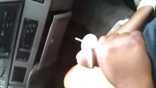 Hottie fucks koos kulleriga diivanil ja cum
