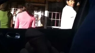 Tüdruk dušš avas oma suu õrn Suhu