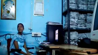 Busty MILF petnud poolt abikaasa koos naabri tüdruk