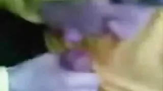 Kuigi abikaasa teeb äri, naine õnnelikult fucks koos sõbraga